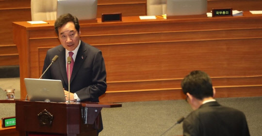 이낙연 국무총리가 지난 3월 19일 국회 본회의장에서 자유한국당 곽상도 의원의 정치분야 대정부 질문에 답변하고 있다.<연합뉴스>